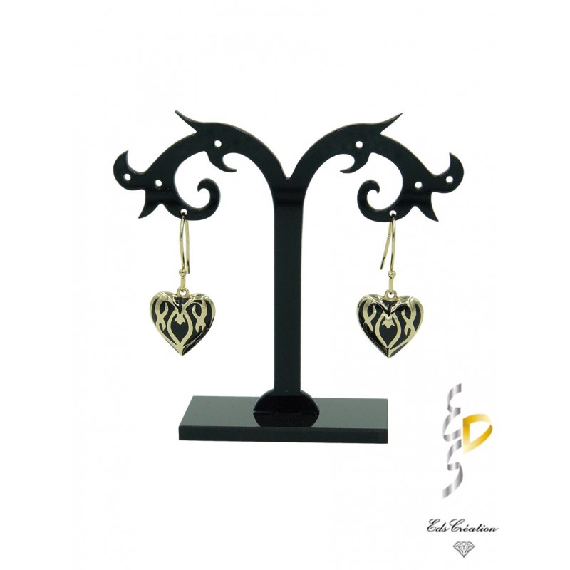Boucles d'oreille plaqué or coeur ciselé en résine noire Boucles d'oreille plaqué or coeur ciselé en résine noire
