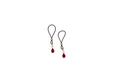 Bijoux seins plaqué or goûte saphir rouge
